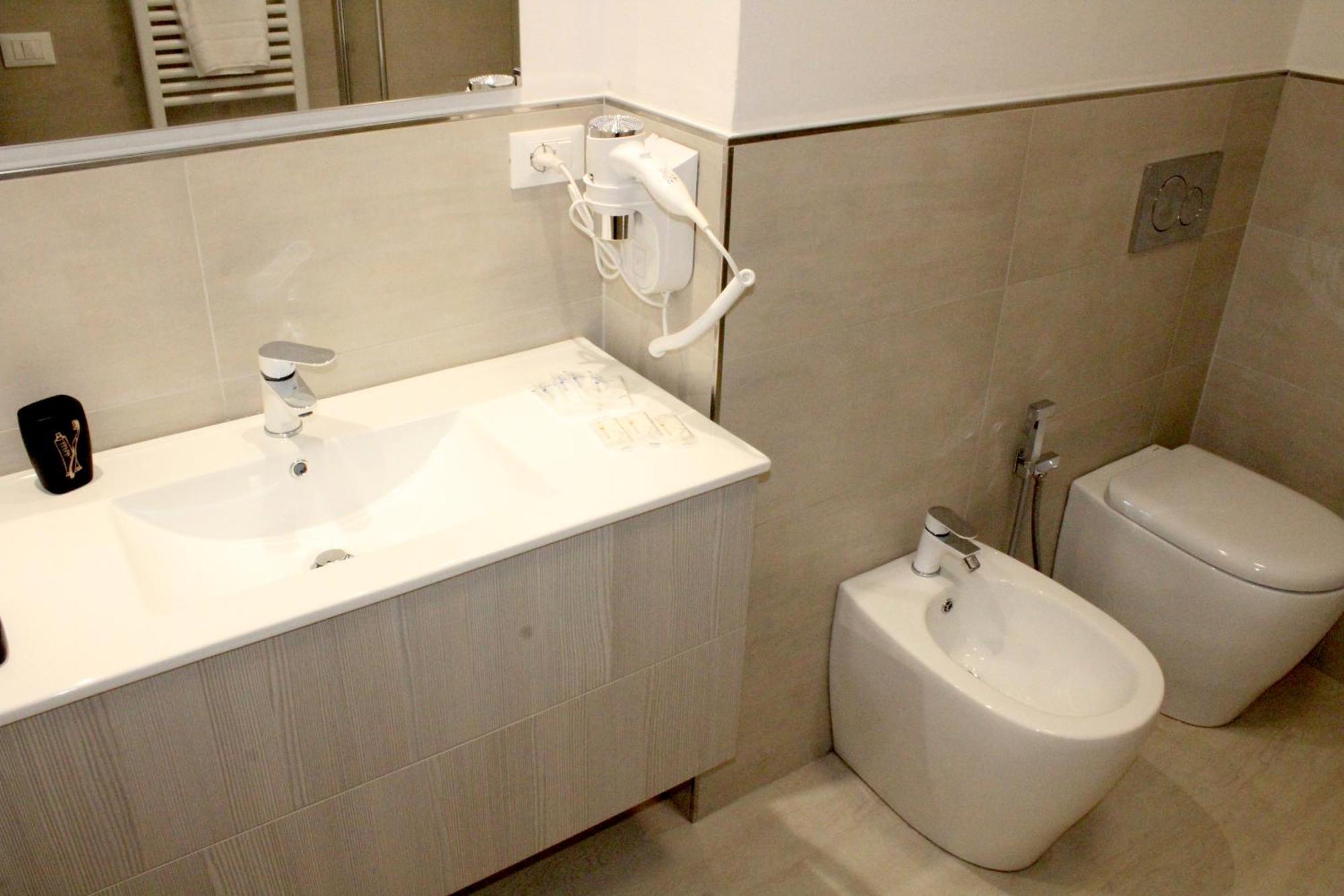 בולוניה La Suite Rooms & Apartments חדר תמונה